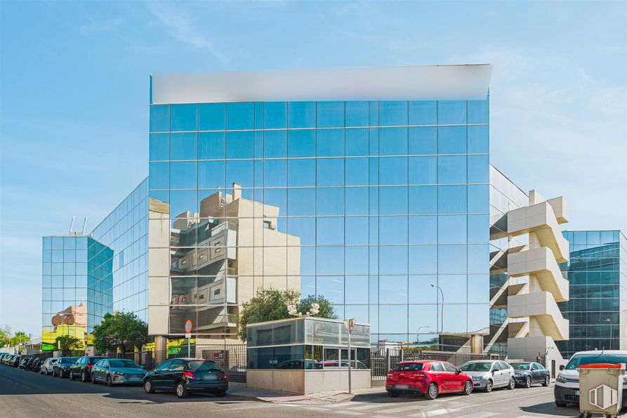 Oficina en alquiler en Edificio A Platinum, Calle Trespaderne, 10, Barajas, Madrid, 28042 con coche, edificio, cielo, rueda, durante el día, neumático, azure, vehículo, diseño urbano y luz de la calle alrededor