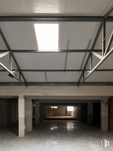 Retail for rent at Zona Prosperidad, Chamartín, Madrid, 28002 with ceiling, flooring, floor, composite material, hall, daylighting, concrete, building material, beam and light fixture around