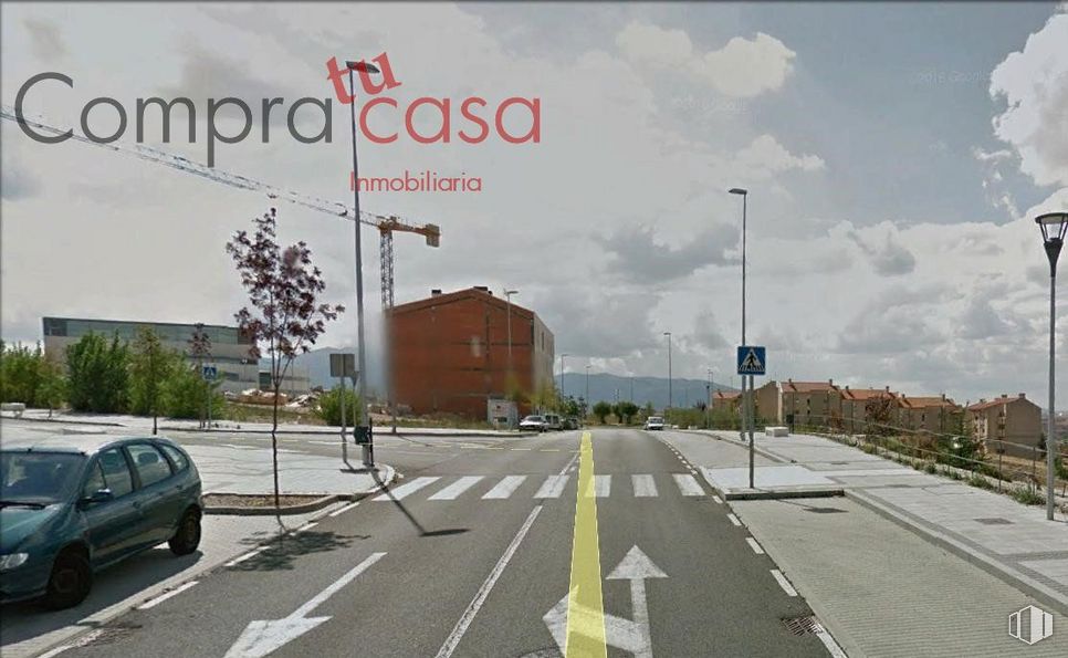 Land for sale at Plaza de Toros, Segovia, 40005 with car, building, cloud, sky, wheel, tire, plant, street light, infrastructure and vehicle around