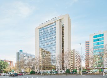 Office for rent at Edificio Cuzco IV, Paseo Castellana, 141, Tetuán, Madrid, 28046 with building, sky, cloud, skyscraper, tree, street light, urban design, tower block, condominium and thoroughfare around