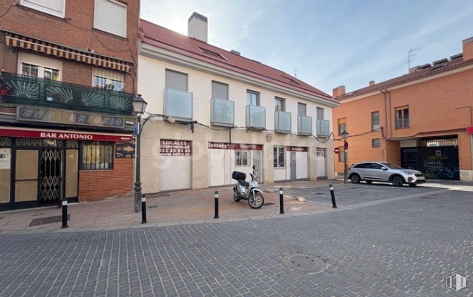 Retail for sale at Casco histórico, Vicálvaro, Madrid, 28032 with car, motorcycle, house, window, building, town, neighbourhood, street, sidewalk and mixed-use around