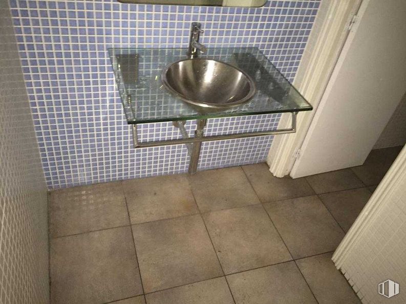 Retail for sale at Calle Fernando Mora, Carabanchel, Madrid, 28019 with sink, tap, plumbing fixture, bathroom, flooring, floor, tile flooring, rectangle, plumbing and household hardware around