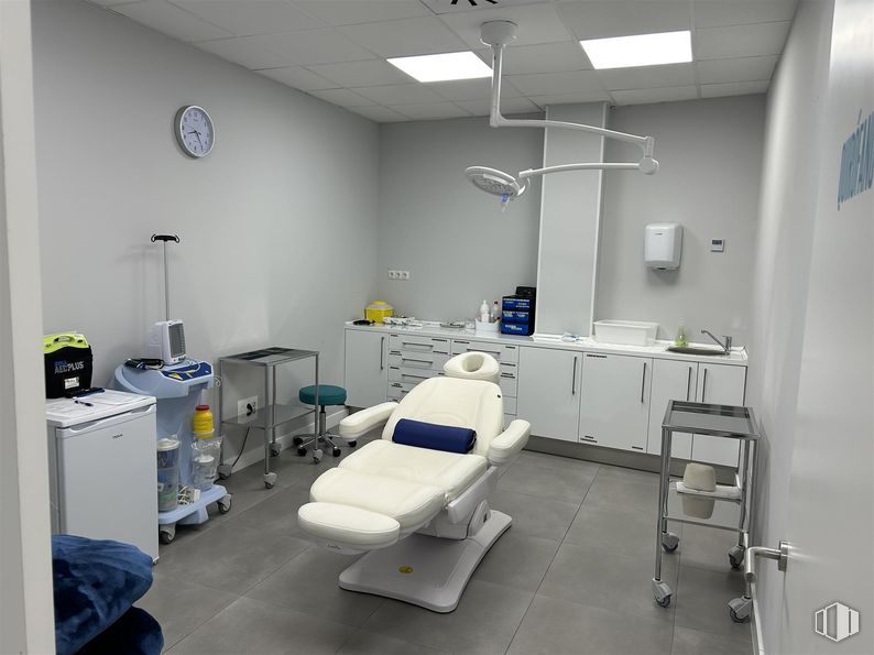 Local en alquiler en Avenida Camilo Jose Cela, 33, Salamanca, Madrid, 28028 con silla, lámpara, mueble, suelo, clínica, habitación, médico, ebanistería, cajón y equipamiento médico alrededor