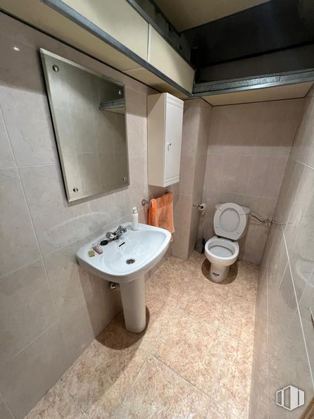 Industrial for rent at Calle Cabo de Finisterre, Arganda del Rey, Madrid, 28500 with toilet, sink, mirror, plumbing fixture, flooring, bathroom, floor, plumbing, toilet seat and tile around