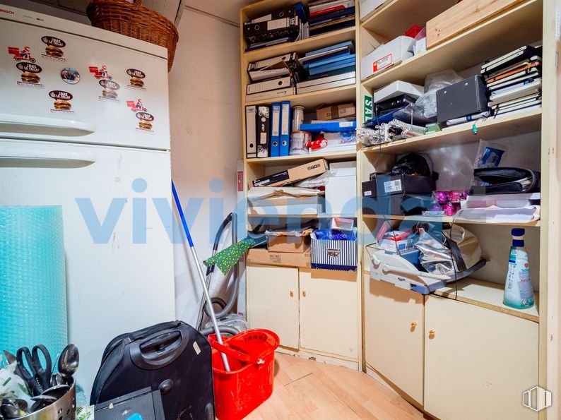 Oficina en venta en Zona Fuente del Berro, Salamanca, Madrid, 28028 con bolsa, equipaje y bolsos, estante, interiorismo, estantería, pared, madera, gas, publicación y máquina alrededor