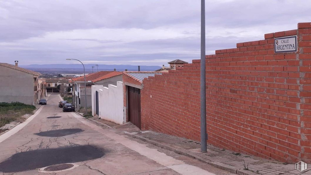 Land for sale at Casco urbano, Los Yébenes, Toledo, 45470 with cloud, sky, building, road surface, street light, asphalt, house, plant, facade and brickwork around