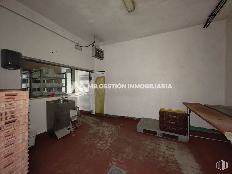 Nave en venta en Camino viejo de Getafe, Fuenlabrada, Madrid, 28946 con mueble, edificio, propiedad, interiorismo, madera, arquitectura, suelo, accesorio, suelos y techo alrededor