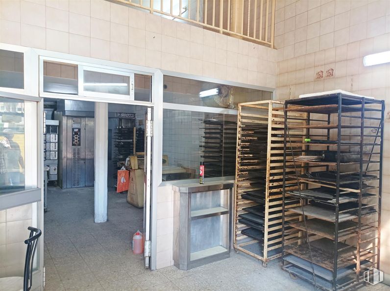 Retail for sale & for rent at Zona El Carrascal, Leganés, Madrid, 28916 with wine rack, fixture, wood, flooring, floor, shelving, gas, composite material, engineering and facade around