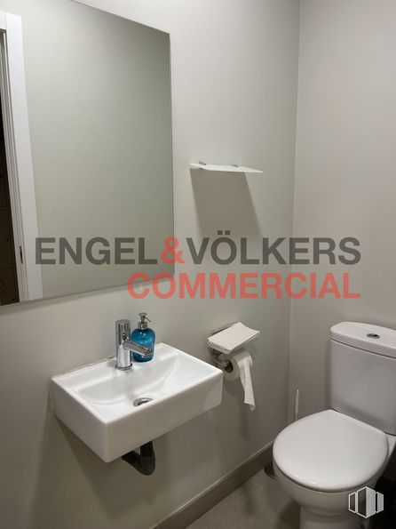 Retail for sale at Calle Velázquez, Chamartín, Madrid, 28006 with sink, toilet, property, plumbing fixture, tap, light, product, mirror, bathroom and bathroom sink around