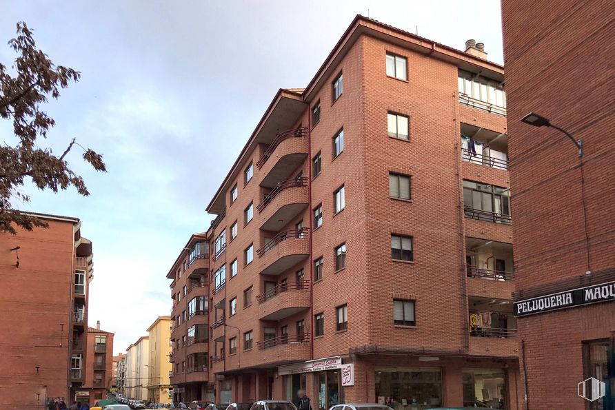 Local en alquiler y venta en Calle Gredos, 10, Ávila, 05002 con edificio, cielo, ventana, nube, infraestructura, neumático, bloque de torre, condominio, diseño urbano y barrio alrededor