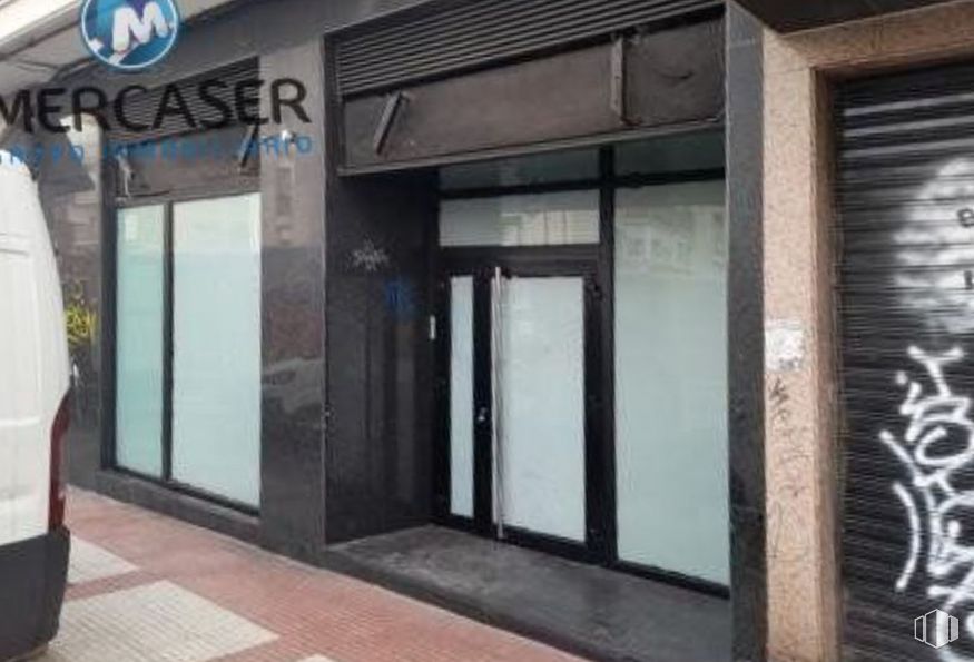 Retail for sale at Calle Constitución, 83, Alcobendas, Madrid, 28100 with property, door, fixture, building, wall, real estate, facade, vehicle door, automotive exterior and glass around