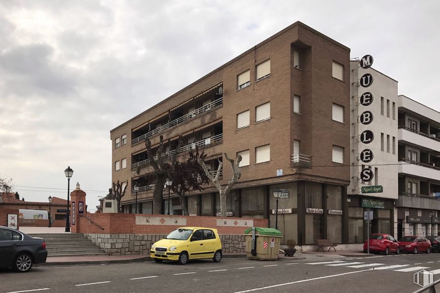 Retail for sale & for rent at Calle Mayor, 1, Santa Olalla, Toledo, 45530 with car, building, automotive parking light, land vehicle, wheel, sky, cloud, tire, window and vehicle around