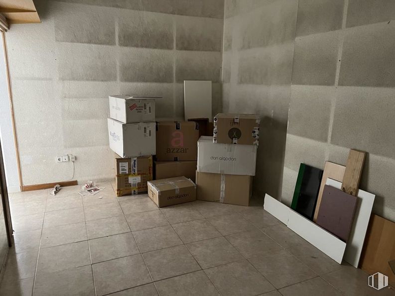 Retail for rent at Calle Bolivia, Toledo, 45004 with shipping box, box, property, flooring, floor, wood, beige, fixture, composite material and carton around