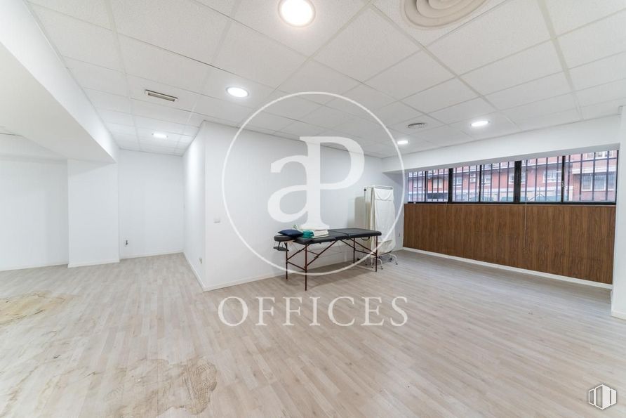 Oficina en venta en Paseo Castellana, Tetuán, Madrid, 28046 con mesa, alumbrado, edificio, madera, pasillo, diseño de interiores, pavimentos, piso, suelo laminado y ventana alrededor