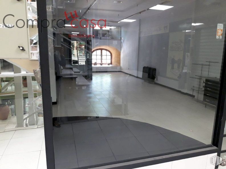 Retail for sale & for rent at Calle Juan Bravo, Segovia, 40001 with mirror, fixture, building, floor, flooring, gas, composite material, glass, engineering and door around