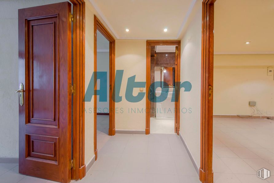 Local en venta en Calle de Alejandro Rodríguez, Tetuán, Madrid, 28039 con madera dura, puerta de casa y suelo de baldosas alrededor