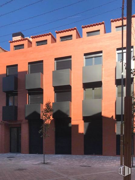 Retail for rent at Calle Plaza, Fuenlabrada, Madrid, 28944 with building, window, sky, property, orange, brick, urban design, neighbourhood, biome and condominium around