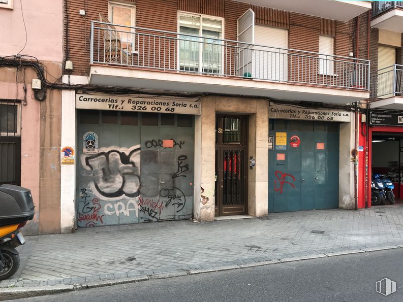 Nave en alquiler y venta en Calle Mateo García, 31, Ciudad Lineal, Madrid, 28017 con puerta, ventana, edificio, neumático, rueda, arquitectura, accesorio, barrio, pared y casa alrededor