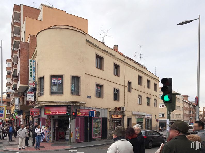 Local en venta en Calle Pinos Alta, 1, Tetuán, Madrid, 28029 con persona, coche, sombrero, edificio, semáforo, cielo, ventana, nube, luz de la calle y barrio alrededor