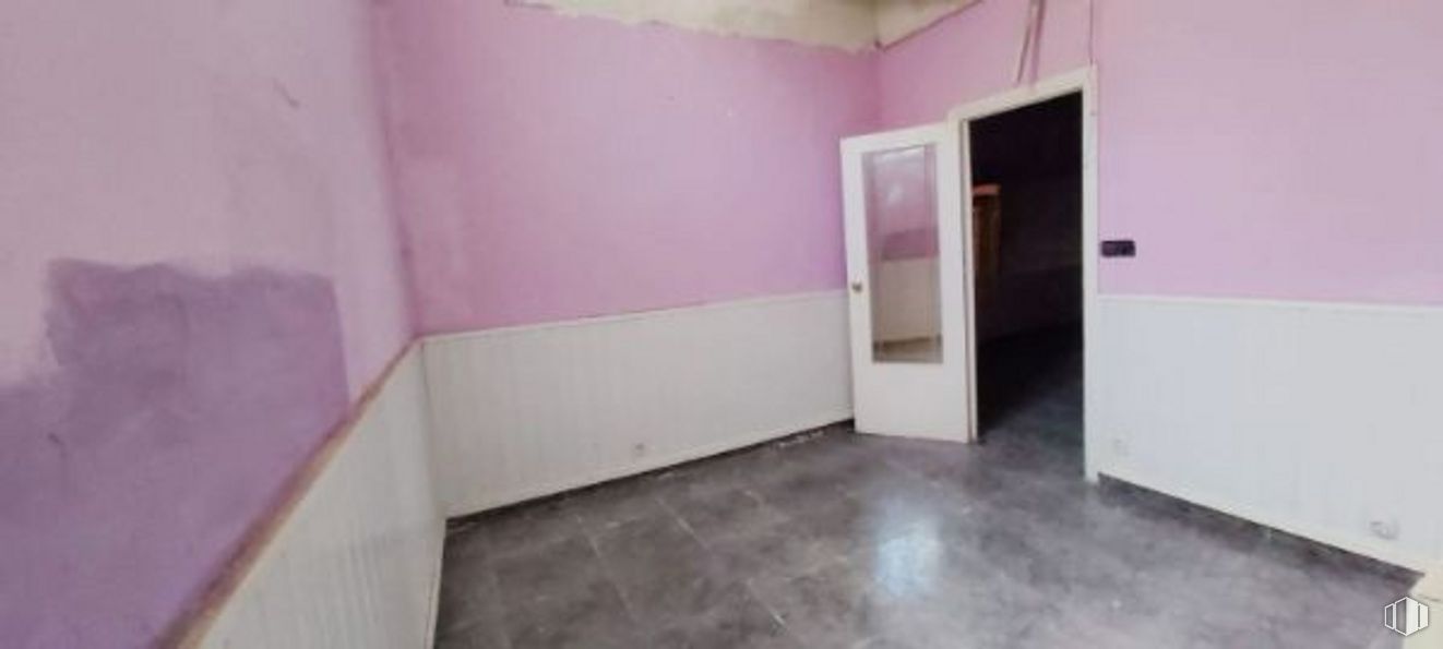 Retail for sale at Calle Lucero, La Latina, Madrid, 28047 with building, house, purple, floor, flooring, wood, plaster, paint, fixture and hall around