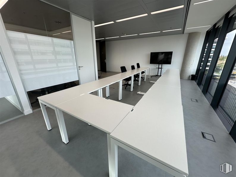 Office for rent at Edificio Helios, Spaces Campo Naciones, Hortaleza, Madrid, 28033 with table, rectangle, interior design, automotive design, desk, fixture, floor, flooring, wood and chair around