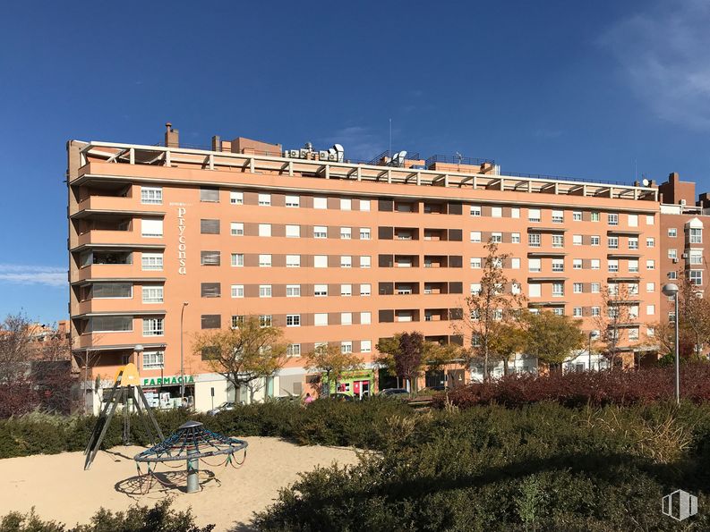 Local en alquiler y venta en Paseo Ginebra, 35, San Blas - Canillejas, Madrid, 28022 con edificio, cielo, planta, ventana, nube, diseño urbano, árbol, bloque de torre, vegetación y condominio alrededor