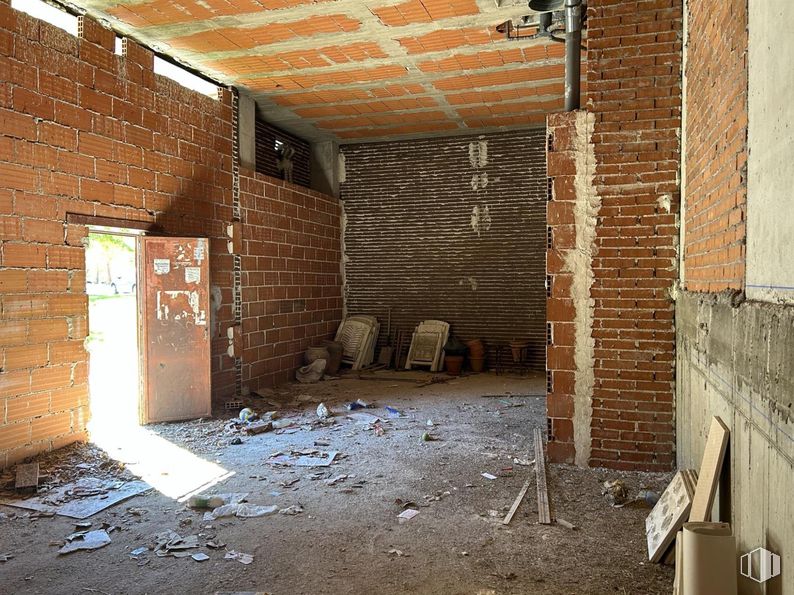 Local en alquiler y venta en Zona Barrio Puerto, Coslada, Madrid, 28820 con puerta, ventana, marrón, madera, ladrillo, albañilería, material de construcción, suelos, suelo y edificio alrededor