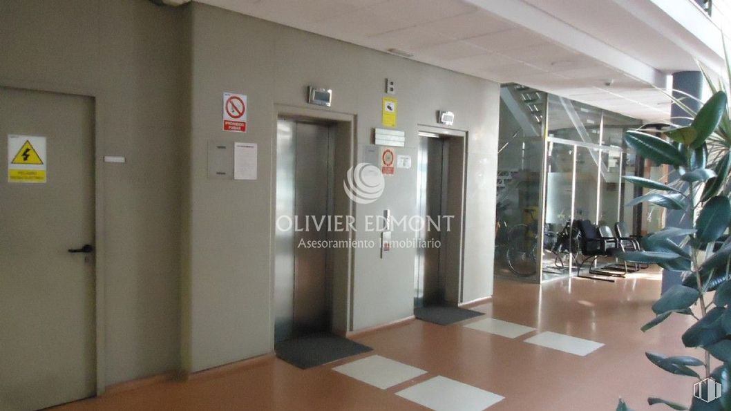 Office for rent at Zona Centro, La Latina, Madrid, 28011 with door, building, fixture, flooring, automotive design, floor, wood, eyewear, glass and ceiling around