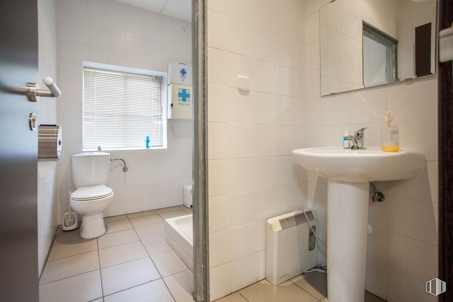 Industrial for sale at Calle Segura, 1, Mejorada del Campo, Madrid, 28840 with sink, window blind, toilet, plumbing fixture, mirror, tap, bathroom sink, purple, bathroom and fixture around