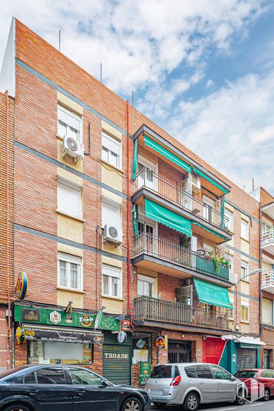 Local en alquiler y venta en Calle Virgen Lluc, 43, Ciudad Lineal, Madrid, 28027 con coche, ventana, edificio, neumático, rueda, luz de estacionamiento, vehículo terrestre, nube, cielo y vehículo alrededor