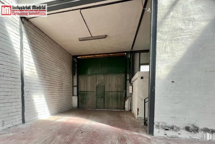 Industrial for sale at Polígono Industrial Las Acacias, Mejorada del Campo, Madrid, 28840 with door, fixture, wood, composite material, asphalt, road surface, tints and shades, flooring, facade and concrete around