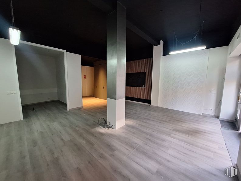 Retail for rent at Zona Ríos Rosas, Chamberí, Madrid, 28003 with light fixture, lighting, flooring, floor, wood, wood flooring, ceiling, interior design, laminate flooring and room around