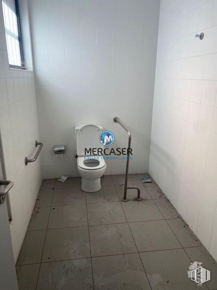 Retail for sale at Calle Motrico, San Fernando de Henares, Madrid, 28830 with toilet, window, lighting, plumbing fixture, toilet seat, building, property, fixture, bathroom and interior design around