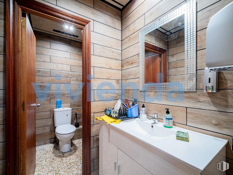 Local en venta en Calle Cristóbal Bordiú, Chamberí, Madrid, 28003 con inodoro, botella, encimera, fregadero, mueble de baño, espejo, grifo, propiedad, ebanistería y accesorios de fontanería alrededor