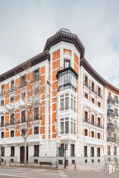 Oficina en alquiler en Calle Sagasta, 31, Chamberí, Madrid, 28004 con edificio, cielo, ventana, día, propiedad, bloque de torre, condominio, diseño urbano, nube y barrio alrededor