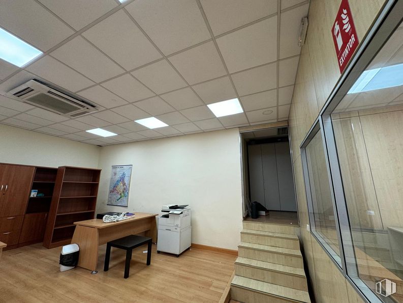 Retail for rent at Calle Unanimidad, Villaverde, Madrid, 28041 with desk, light fixture, table, architecture, interior design, fixture, floor, wood, flooring and ceiling around