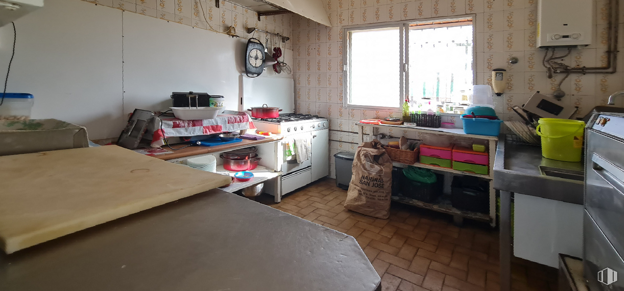 Retail for sale & for rent at Calle Lagartera, Escalona, Toledo, 45910 with property, window, cabinetry, kitchen, wood, interior design, flooring, home appliance, floor and shelving around