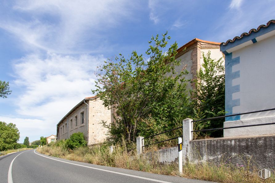 Industrial for sale at Carretera Perales de Tajuña a Albares, km 7.300, Carabaña, Madrid, 28560 with house, building, cloud, sky, plant, daytime, window, tree, land lot and road surface around