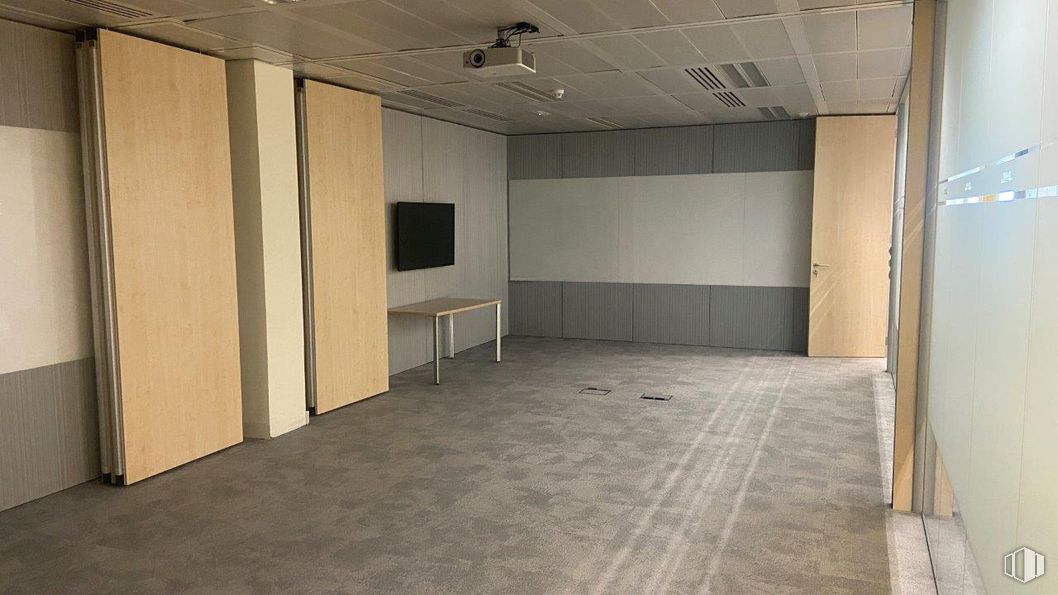 Oficina en alquiler en Kudos Innovation Campus Las Mercedes, Calle Campezo, 1, San Blas - Canillejas, Madrid, 28022 con mesa, hall, interiorismo, suelo, suelos, madera, techo, silla, madera dura y evento alrededor