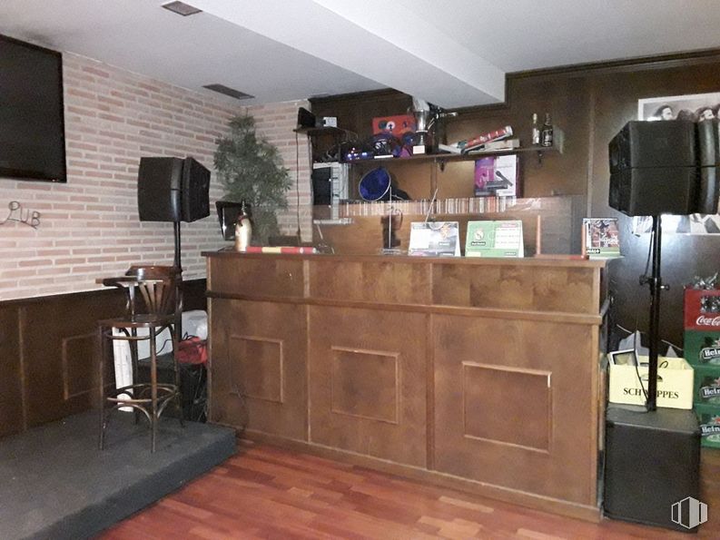 Local en alquiler y venta en Calle Olivo, Moncloa - Aravaca, Madrid, 28023 con ebanistería, televisión, silla, alumbrado, mueble, edificio, madera, suelo, electrodoméstico y suelos alrededor