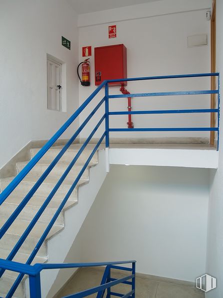 Nave en venta en Calle Torneros, Getafe, Madrid, 28906 con madera, escaleras, rectángulo, piso, pintura, línea, suelo, rojo, estantería y propiedad material alrededor