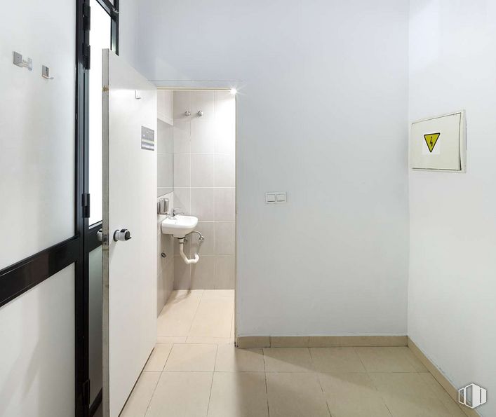 Retail for rent at Avenida de Bruselas, 73, Salamanca, Madrid, 28028 with picture frame, plumbing fixture, fixture, building, bathroom, tap, floor, flooring, door and bathroom sink around