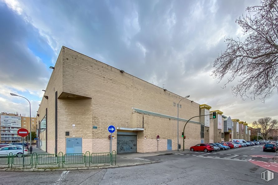 Local en alquiler y venta en Avenida Castilla, 6, Alcalá de Henares, Madrid, 28804 con edificio, nube, cielo, coche, vehículo, superficie de carretera, rueda, asfalto, arquitectura y árbol alrededor