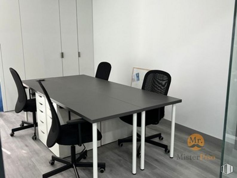 Oficina en alquiler en Puerto Morcuera, Leganés, Madrid, 28919 con silla, mesa, escritorio, mesa de cocina y comedor, mueble, edificio, madera, gris, rectángulo y suelo alrededor