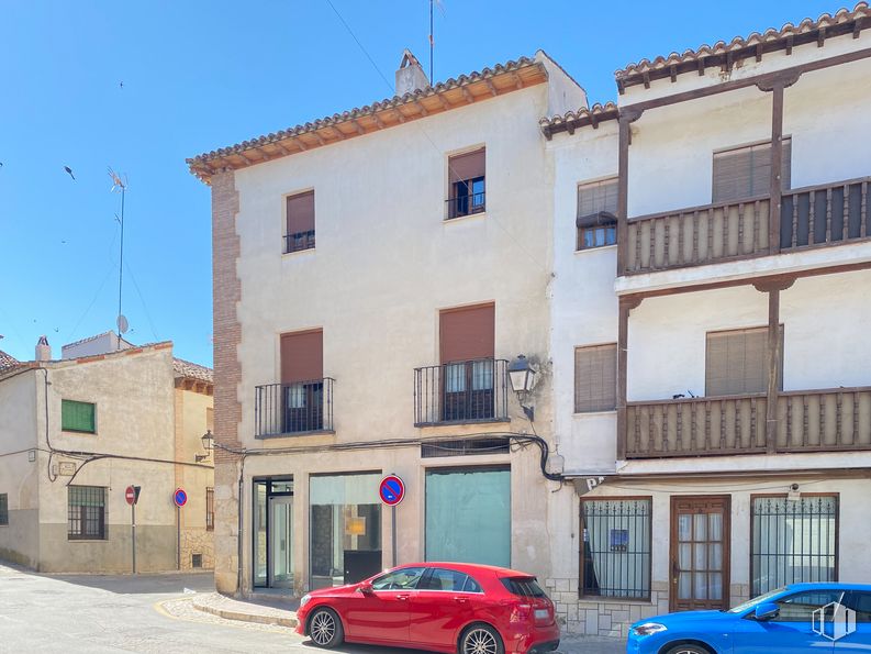 Retail for rent at Calle Benito Hortelano, 5, Chinchón, Madrid, 28370 with car, building, house, window, tire, automotive parking light, wheel, land vehicle, sky and property around