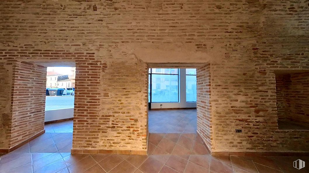 Retail for rent at Calle Portiña del Salvador, 13, Talavera de la Reina, Toledo, 45600 with window, rectangle, wood, interior design, brickwork, brick, flooring, floor, fixture and building material around