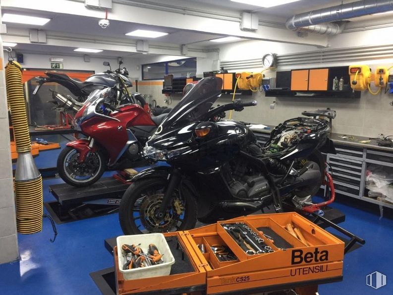 Local en venta en Calle Azcona, 15, Salamanca, Madrid, 28028 con motocicleta, neumático, rueda, neumático de automoción, vehículo, vehículo de motor, diseño automovilístico, iluminación del automóvil, banda de rodadura y depósito de combustible alrededor