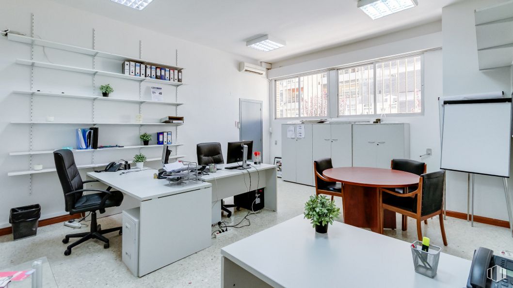 Oficina en venta en Zona Hortaleza, Hortaleza, Madrid, 28033 con silla, mesa, escritorio, mueble, propiedad, silla de oficina, escritorio de computadora, ventana, ordenador y edificio alrededor