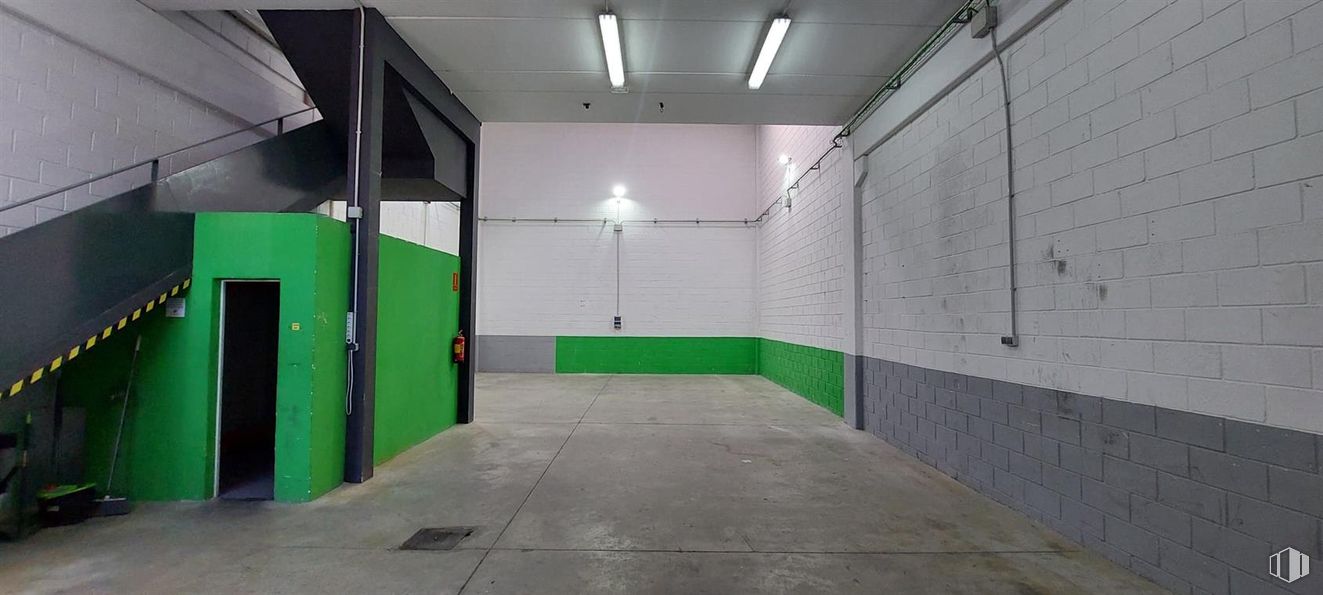 Industrial for rent at Avenida Fuentemar, 20, Coslada, Madrid, 28820 with door, wall, flooring, floor, ceiling, composite material, concrete, fluorescent lamp, building material and light fixture around