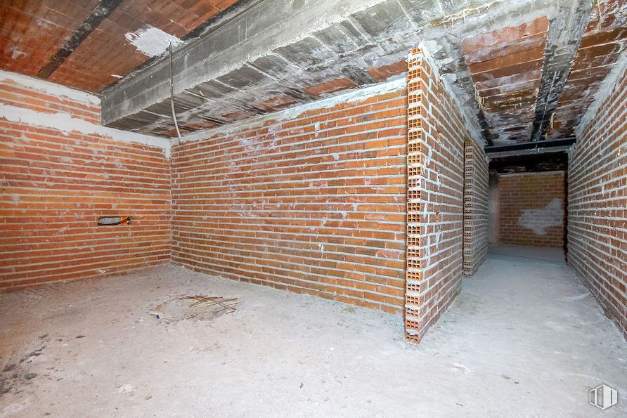 Retail for sale & for rent at Calle Santa Bárbara, Torrelaguna, Madrid, 28180 with wood, brickwork, beam, floor, brick, house, composite material, flooring, building material and building around